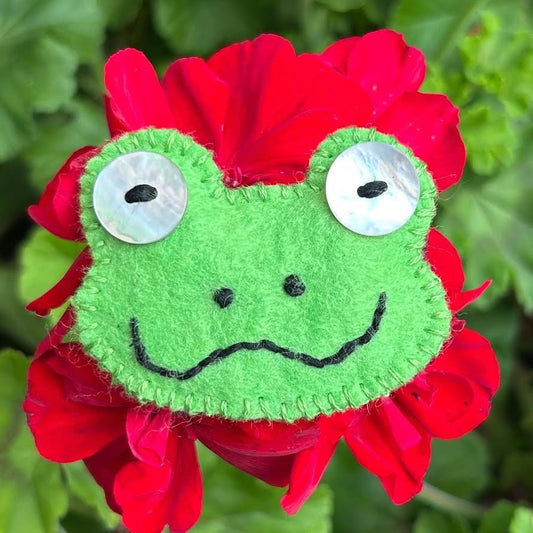 Brooch - hand stitched - happy green tree frog