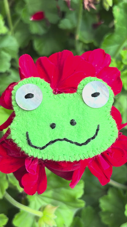Brooch - hand stitched - happy green tree frog
